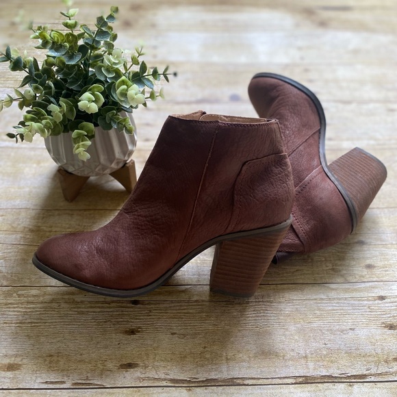 Kelsi Dagger Shoes - ✨Kelsi Dagger leather cognac booties✨